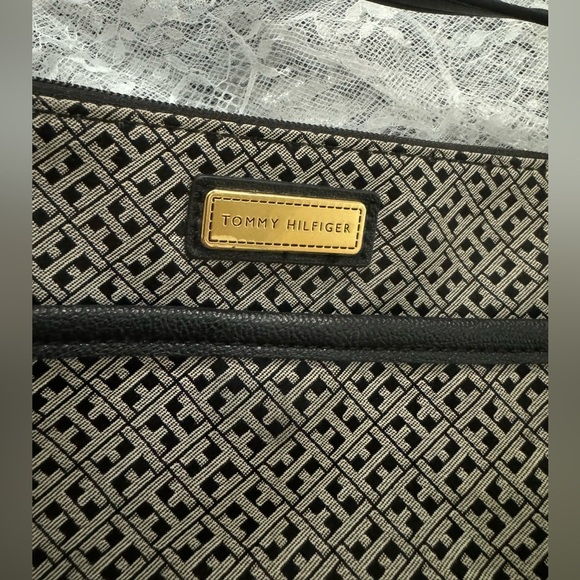 Tommy Hilfiger Canvas Crossbody Purse Bag Gold Logo Faux Leather Trim EUC Cute - Picture 2 of 15